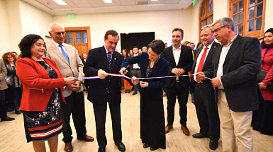 Autoridades de la UC, encabezadas por el rector Ignacio Sánchez, participaron en el corte de cinta con el que se inauguraron las dependencias de UC Online.