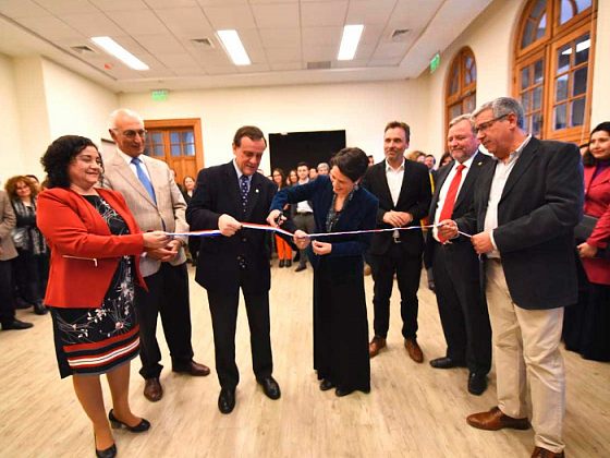 Autoridades de la UC, encabezadas por el rector Ignacio Sánchez, participaron en el corte de cinta con el que se inauguraron las dependencias de UC Online.