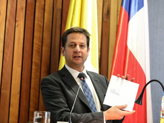 Pedro Bouchon, Vicerrector de Investigación presenta el Manual de I+D por encargo.