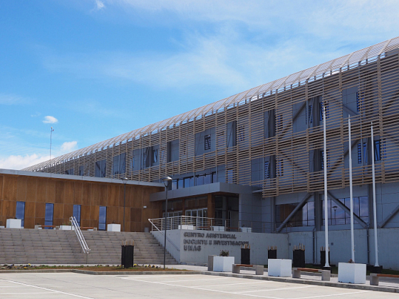 Dentro de esta moderna infraestructura, se encuentra el Centro de Excelencia en Biomedicina de Magallanes, Cebima, gracias a un acuerdo entre la Universidad de Magallanes y la Universidad Católica.