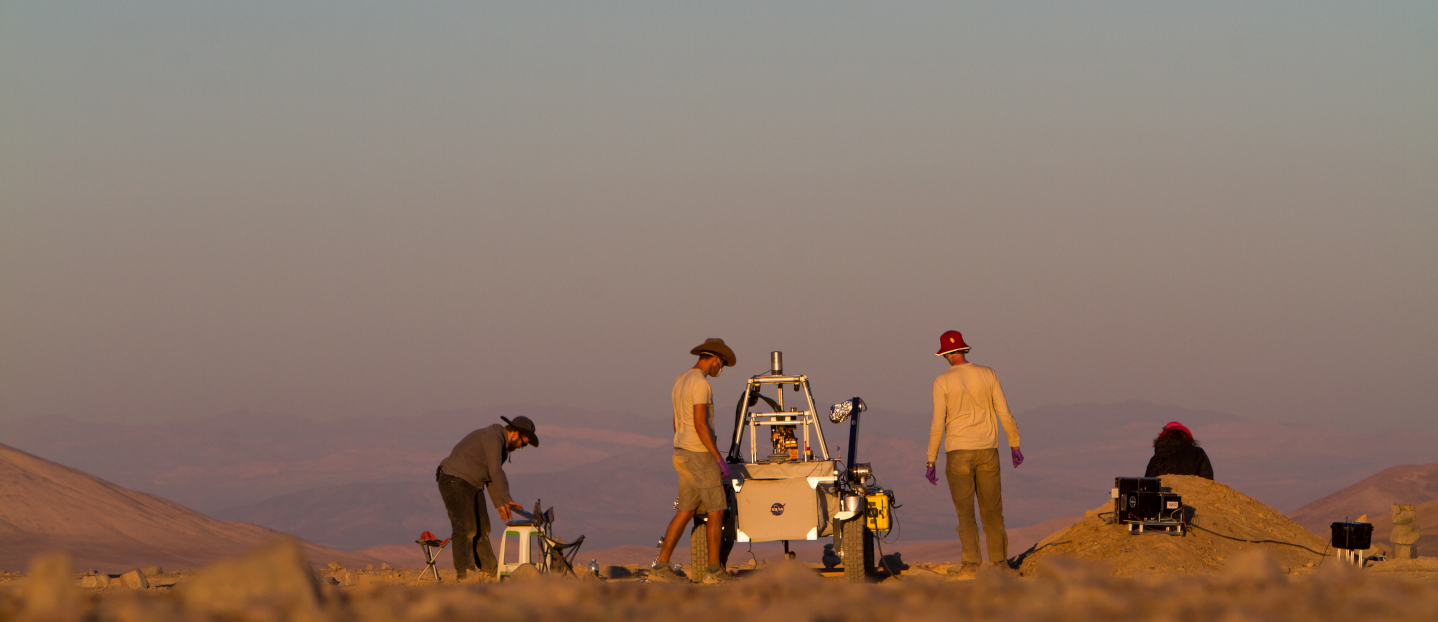 Científicos de la Nasa prueban robot en el desierto de Atacama. Foto Victor Robles.