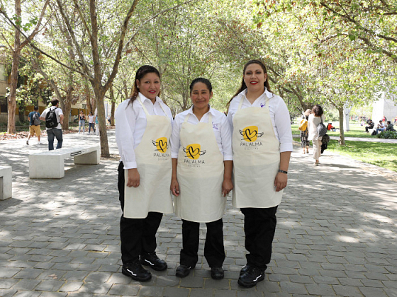 Natividad, Mariluz y Camila, que participan en el proyecto Pal Alma en el campus San Joaquín.