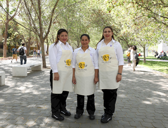Natividad, Mariluz y Camila, que participan en el proyecto Pal Alma en el campus San Joaquín.