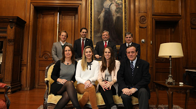 Todos los integrantes, tanto de la UC como de la Fundación Ibáñez-Atkinson que firmaron el convenio.