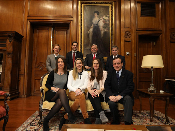 Todos los integrantes, tanto de la UC como de la Fundación Ibáñez-Atkinson que firmaron el convenio.