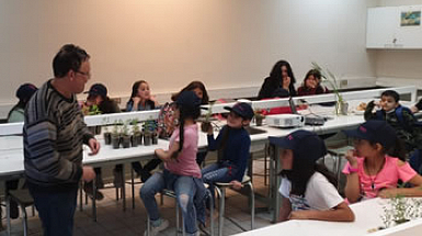 Escolares aprendieron de nutrición y alimentos durante taller con el profesor Andrés Schwember del Departamento de Ciencias Vegetales.