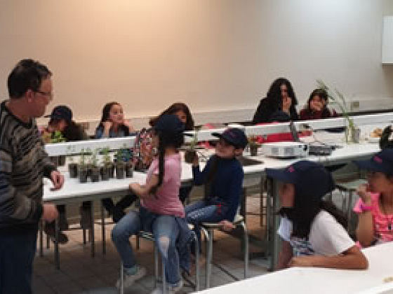Escolares aprendieron de nutrición y alimentos durante taller con el profesor Andrés Schwember del Departamento de Ciencias Vegetales.