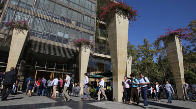 Patio central del edificio Patio Alameda, lleno de personas entrando al edificio donde se dicta el MBA UC.