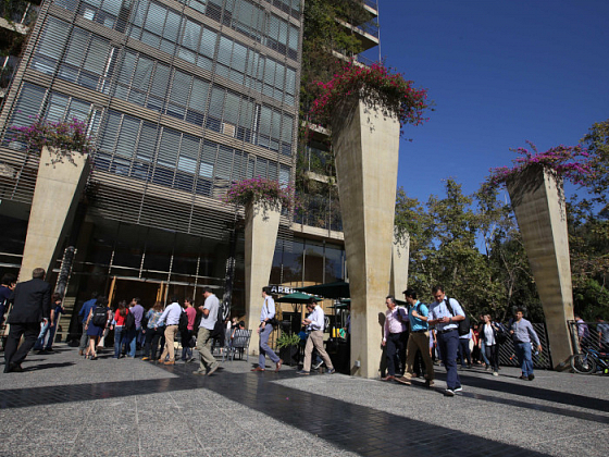 Patio central del edificio Patio Alameda, lleno de personas entrando al edificio donde se dicta el MBA UC.