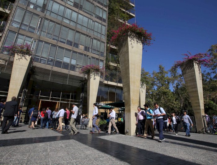 Patio central del edificio Patio Alameda, lleno de personas entrando al edificio donde se dicta el MBA UC. 