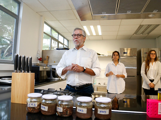 El profesor José Miguel Aguilera en el Laboratorio de Ingeniería Gastronómica.