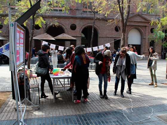Estudiantes en el patio de Derecho, buscando información sobre la jornada.