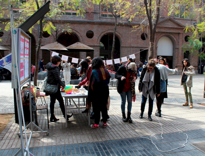Estudiantes en el patio de Derecho, buscando información sobre la jornada.