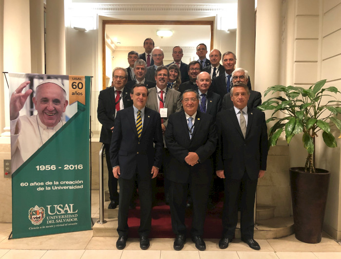 El rector Ignacio Sánchez junto a autoridades de otras universidades que participaron en este encuentro.