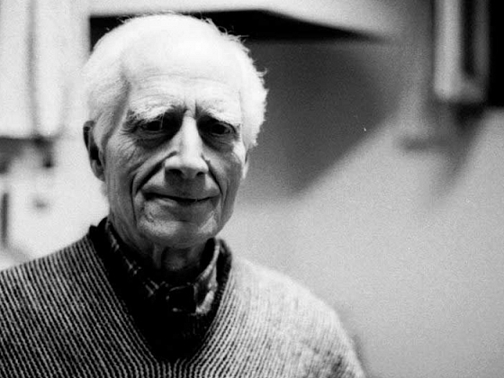 El padre José Aldunate, en primer perfil, en una fotografía en blanco y negro.