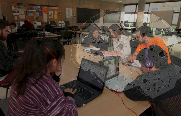 Estudiantes sentados frente a un computador.