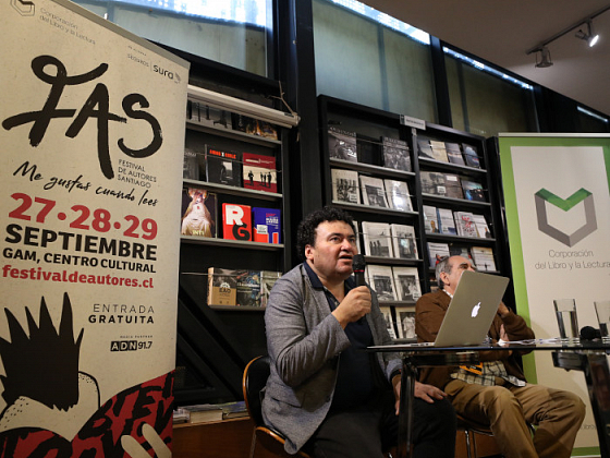 Académicos conversando al público en el Festival de Autores de Santiago.