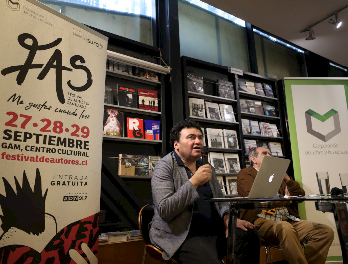 Académicos conversando al público en el Festival de Autores de Santiago.