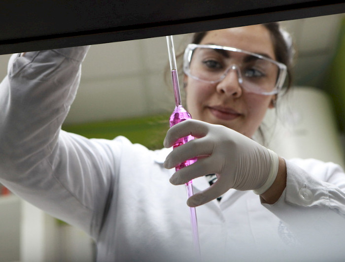 Científica analiza una pipeta.