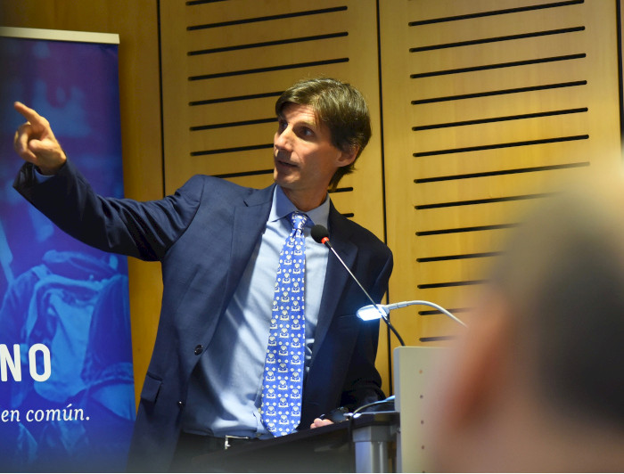 Gregory Shaffer durante su presentación.