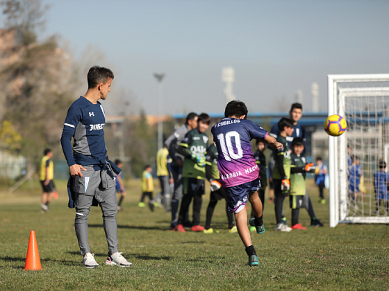 Niño chutea al arco.