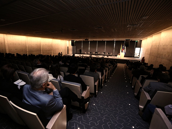 Nuevo auditorio de la Facultad de Ciencias Económicas y Administrativas UC