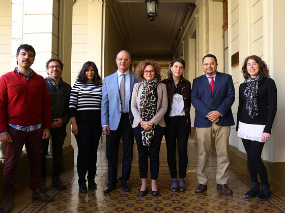 Integrantes de la Dirección de Investigación y de la Universidad San Francisco de Quito durante la visita de esta última institución a la Casa Central de la UC.