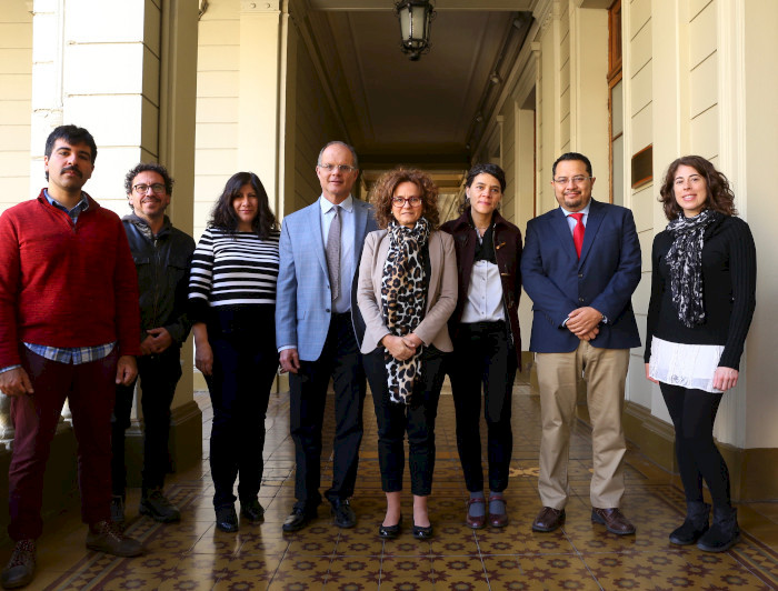 Integrantes de la Dirección de Investigación y de la Universidad San Francisco de Quito durante la visita de esta última institución a la Casa Central de la UC.