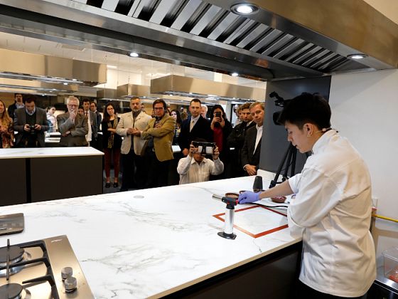 Demostración en el nuevo laboratorio de ingeniería dedicado a la gastronomía.