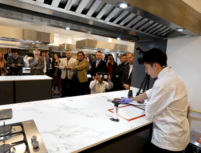 Demostración en el nuevo laboratorio de ingeniería dedicado a la gastronomía.