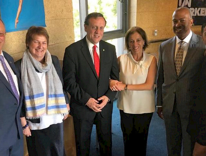 El rector posa junto a su señora y ejecutivos de la universidad UC Davis en California.