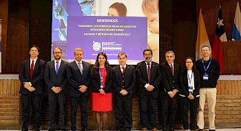 El doctor Dane Parker junto a autoridades y académicos de la Universidad, en su presentación en el seminario.