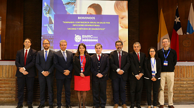 El doctor Dane Parker junto a autoridades y académicos de la Universidad, en su presentación en el seminario.