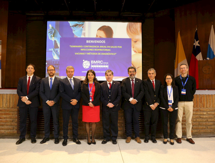El doctor Dane Parker junto a autoridades y académicos de la Universidad, en su presentación en el seminario.
