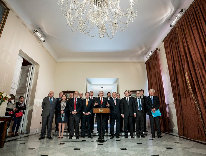 El Presidente Sebastián Piñera junto a los integrantes de la mesa técnica transversal que debatirá la reducción de jornada laboral en el país. En la mesa se incluyen a cinco académicos de la UC.