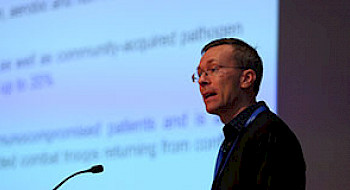 El académico Dane Parker durante su presentación.