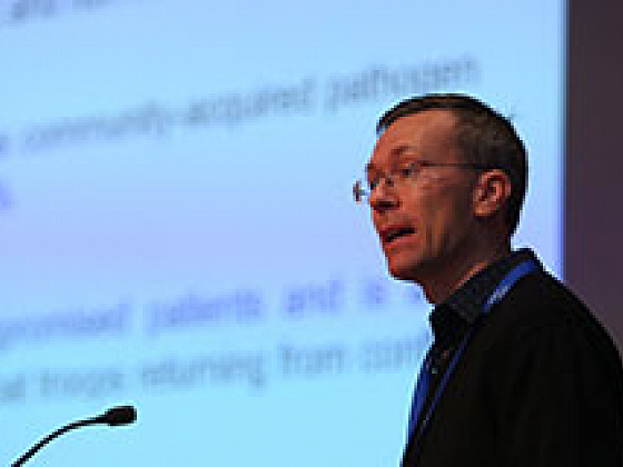 El académico Dane Parker durante su presentación.