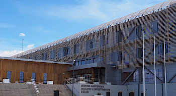 Fachada del Centro de Excelencia de Biomedicina en Punta Arenas.