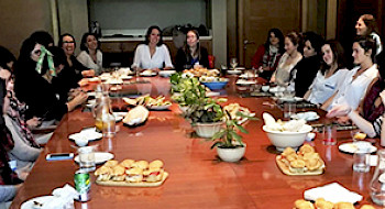 Fotografía de las académicas y estudiantes participantes del encuentro de la Sociedad de Economía de Chile. Fotografía: Instituto de Economía UC.
