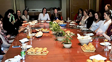 Fotografía de las académicas y estudiantes participantes del encuentro de la Sociedad de Economía de Chile. Fotografía: Instituto de Economía UC.