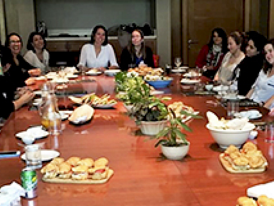 Fotografía de las académicas y estudiantes participantes del encuentro de la Sociedad de Economía de Chile. Fotografía: Instituto de Economía UC.
