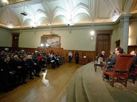 Panorámica del Salón de Honor, donde se realizó el panel sobre educación, de la segunda versión del Atrio de Santiago.