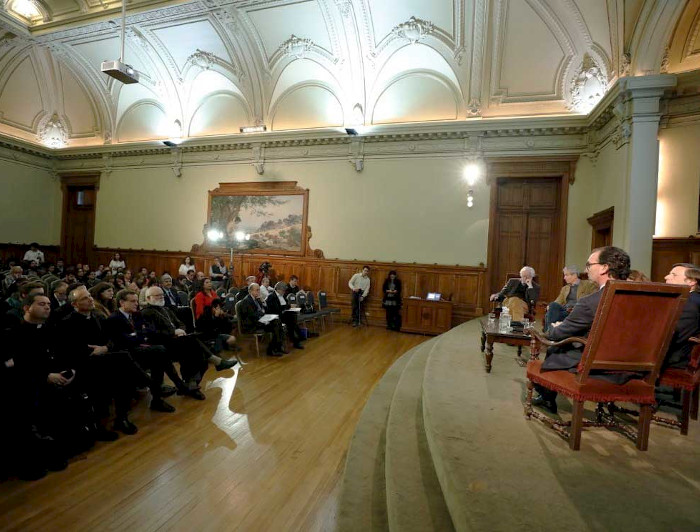 Panorámica del Salón de Honor, donde se realizó el panel sobre educación, de la segunda versión del Atrio de Santiago.