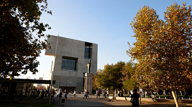 Vista lateral del Centro Innovación en campus San Joaquín