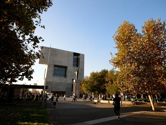 Vista lateral del Centro Innovación en campus San Joaquín