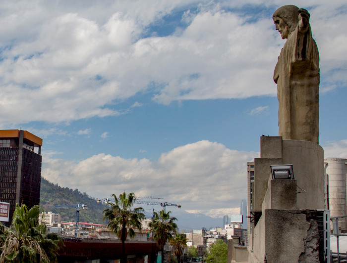 Cristo de Casa Central mirando la ciudad de Santiago