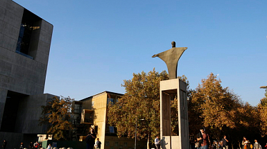 Estatua del Cristo al ingreso del Campus San Joaquin.