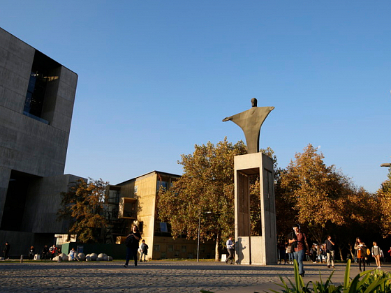 Estatua del Cristo al ingreso del Campus San Joaquin.