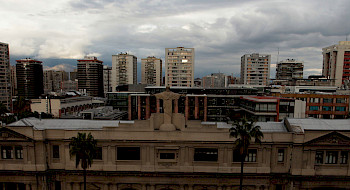 Fachada de Casa Central UC vista desde el aire con edificios atrás.