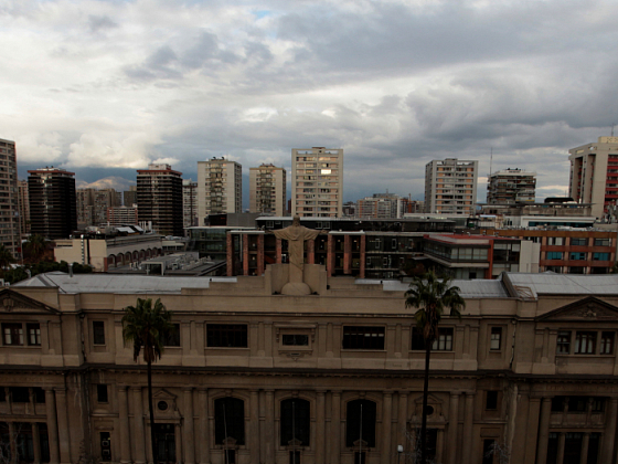 Fachada de Casa Central UC vista desde el aire con edificios atrás.